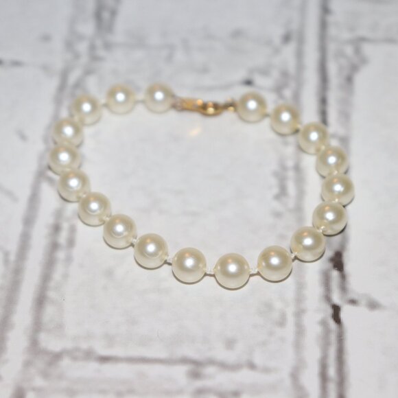 🌸 Vintage Pearl & Gold Bracelet · 8" · Lightweight & Elegant ✨ - Picture 2 of 4